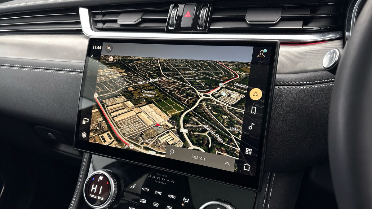 Jaguar F-PACE Image 17