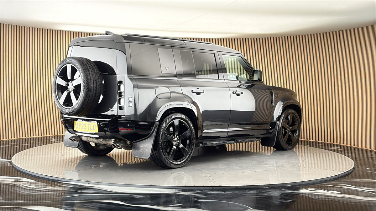 Land Rover Defender 110 Image 21