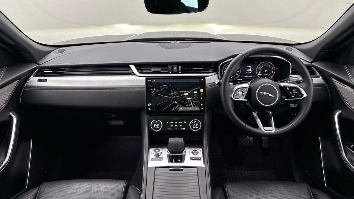 Jaguar F-PACE Image 12