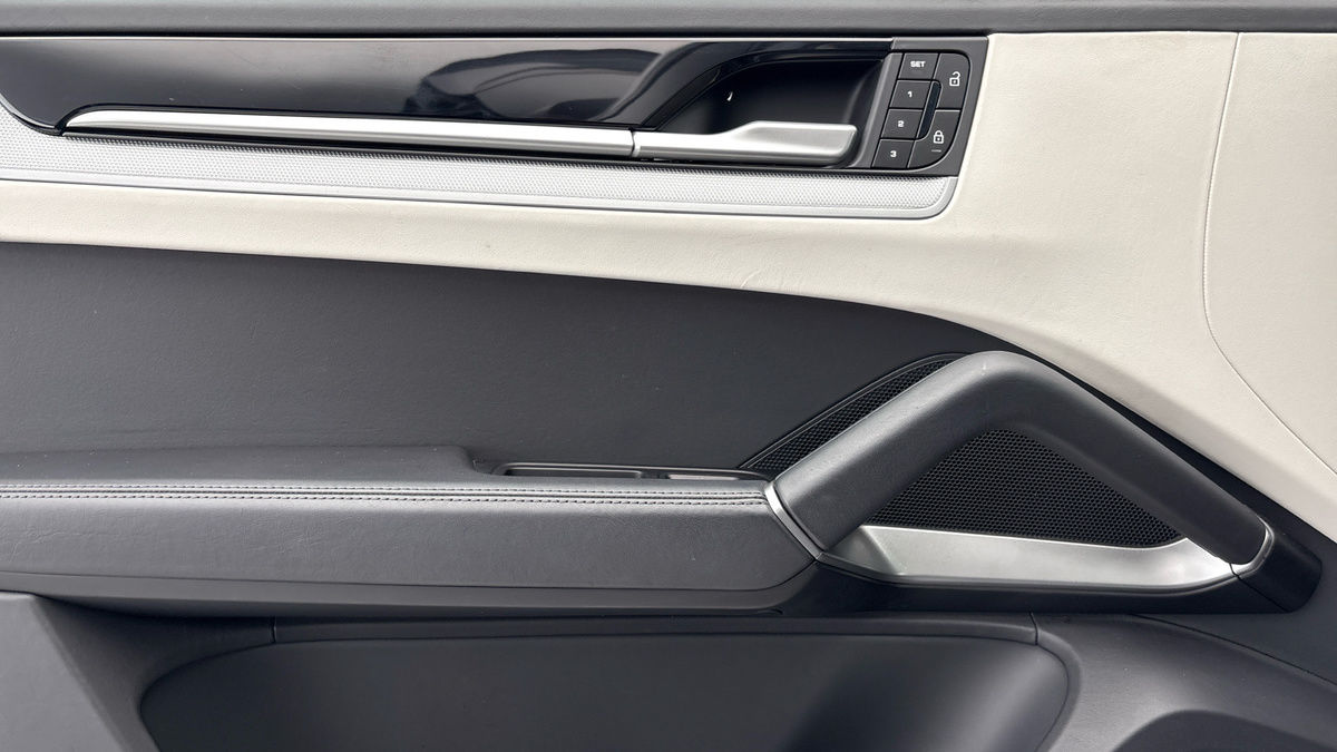 Porsche Cayenne Image 19