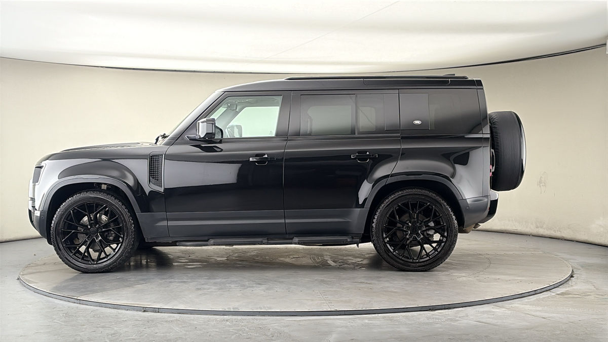 Land Rover Defender 110 Image 15