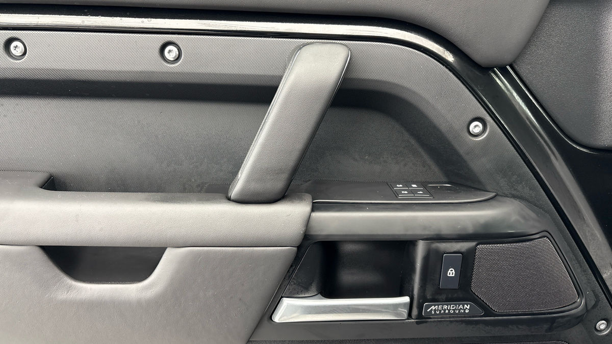 Land Rover Defender 110 Urban Image 19