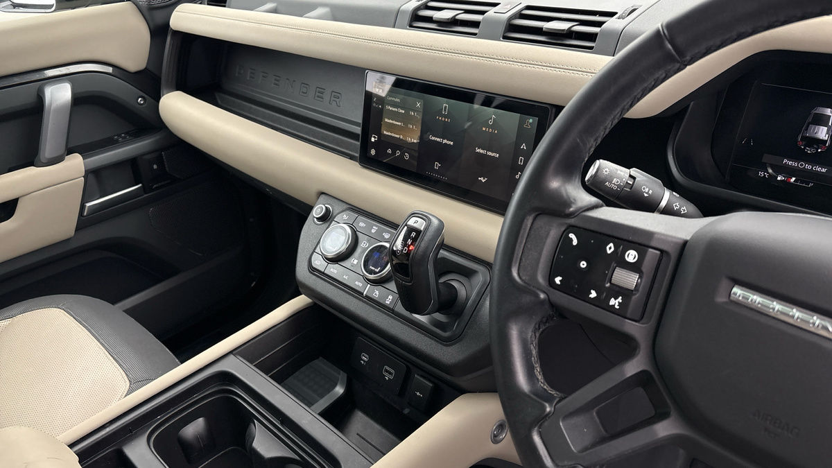 Land Rover Defender 110 Image 18