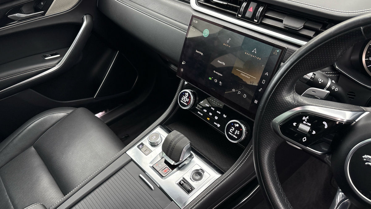 Jaguar F-PACE Image 18