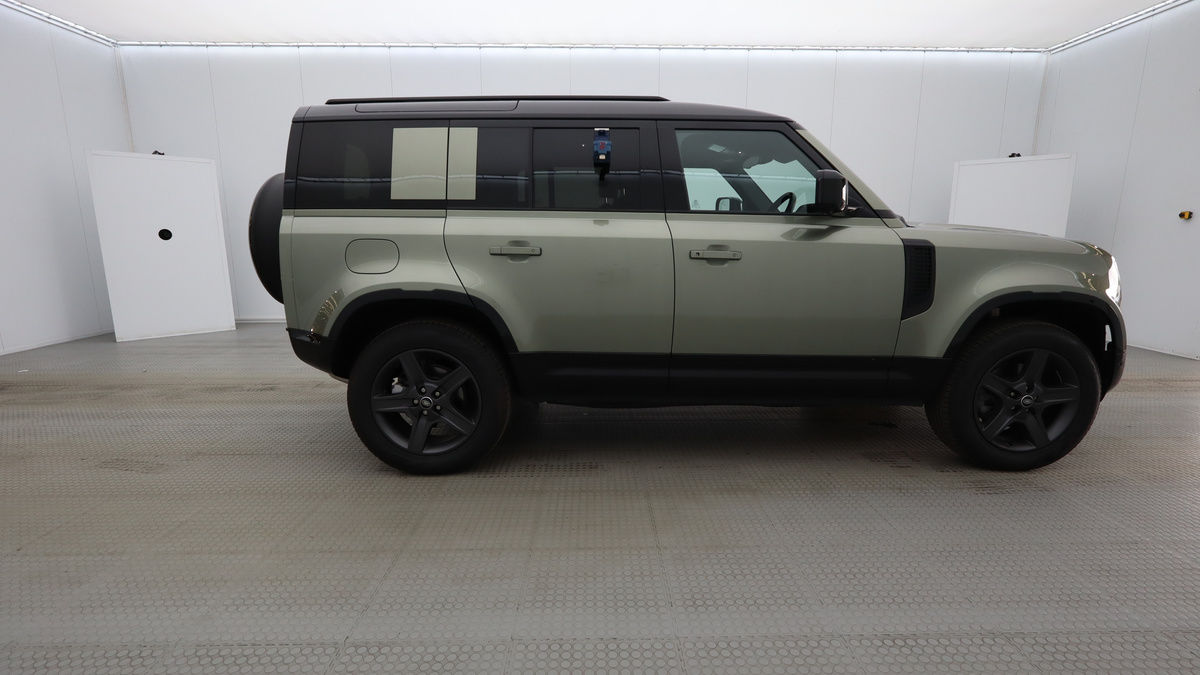 Land Rover Defender 110 Image 5
