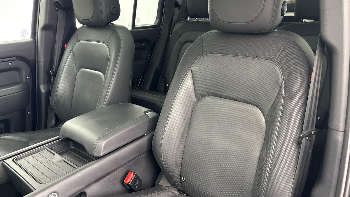 Land Rover Defender 110 Image 7