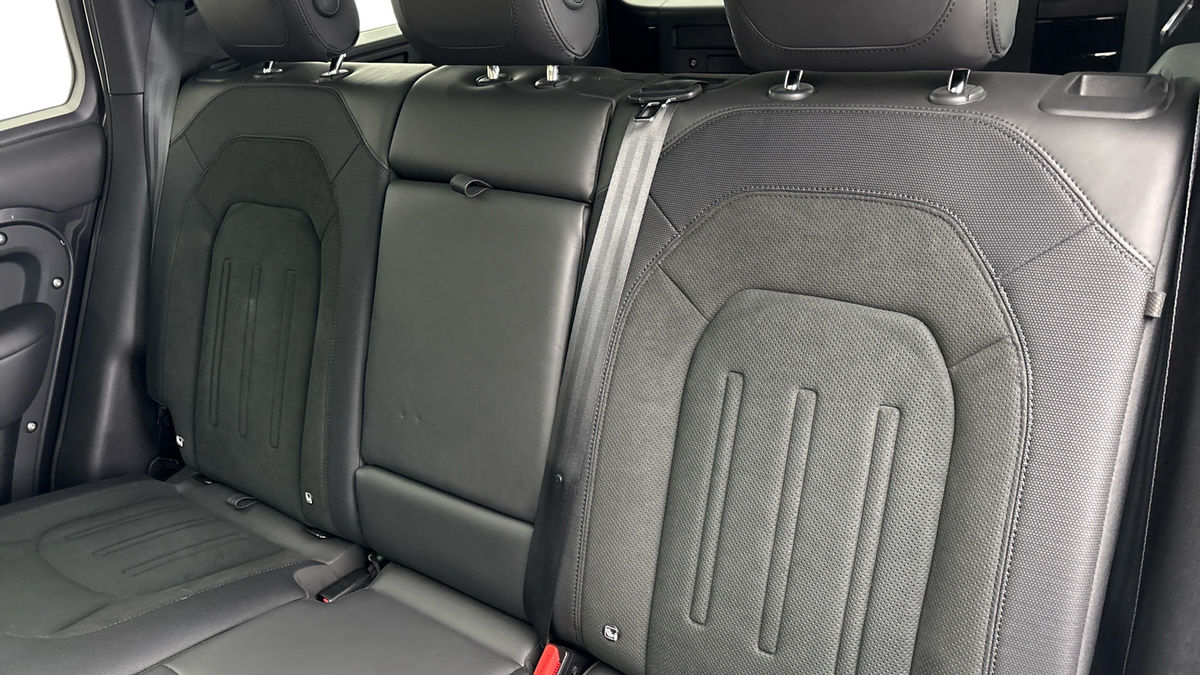 Land Rover Defender 110 Image 8