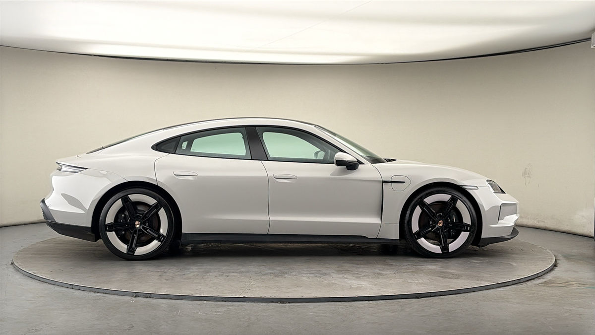 Porsche Taycan Image 16