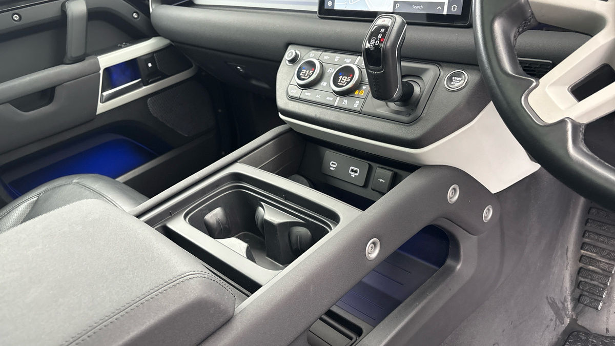 Land Rover Defender 110 Image 18
