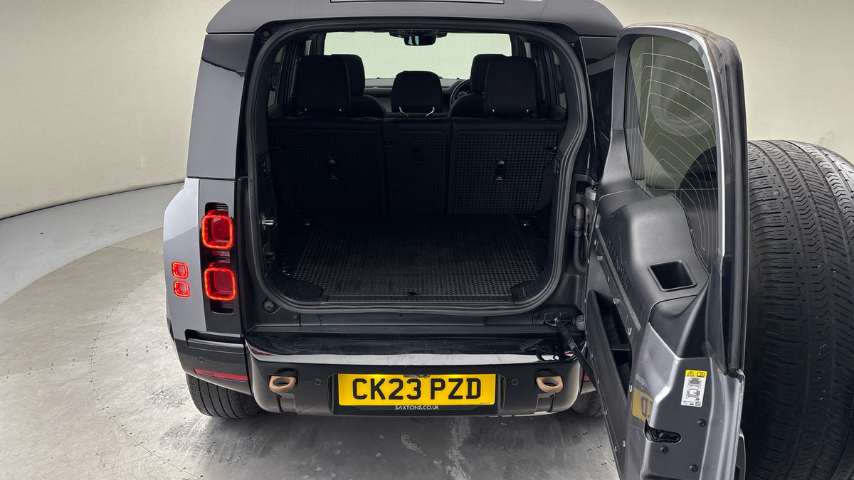 Land Rover Defender 110 Image 11