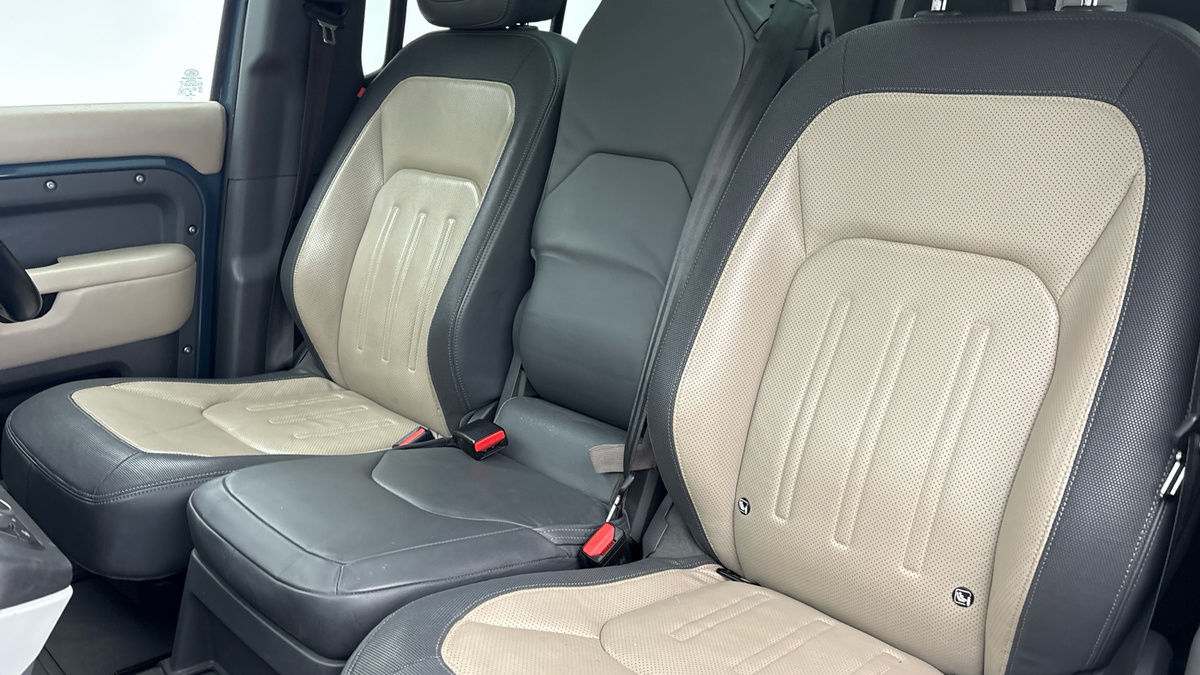 Land Rover Defender 110 Image 7