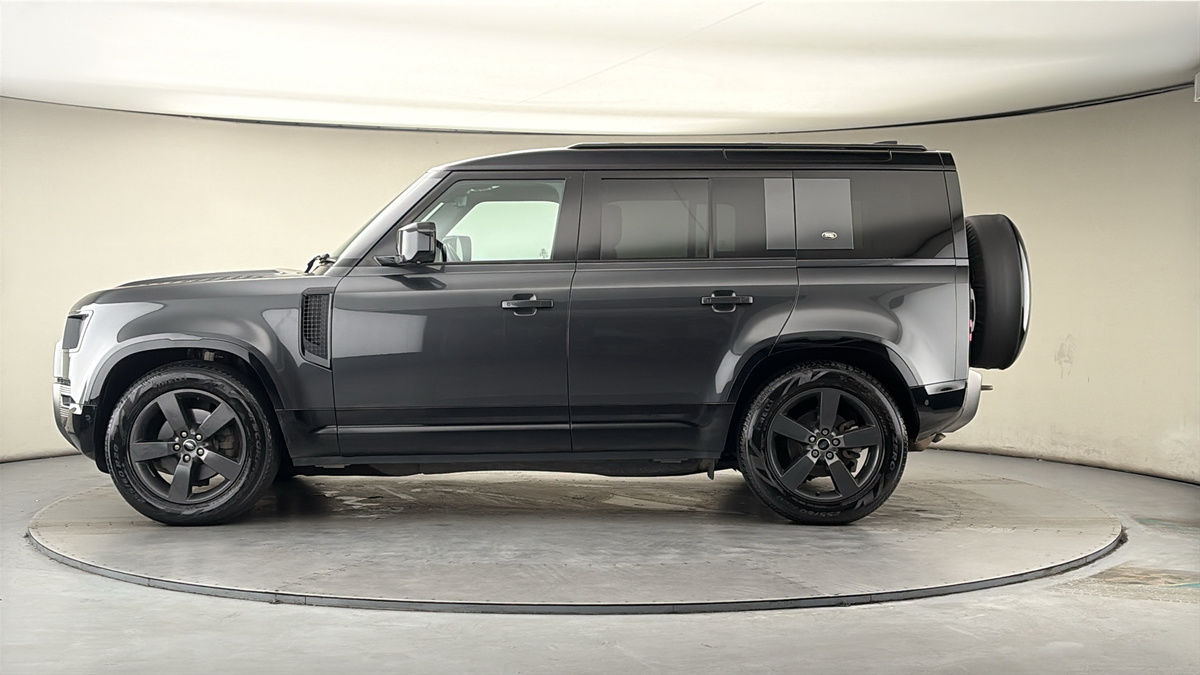 Land Rover Defender 110 Image 15