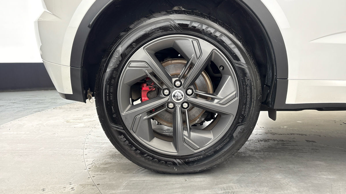 Jaguar E-PACE Image 20