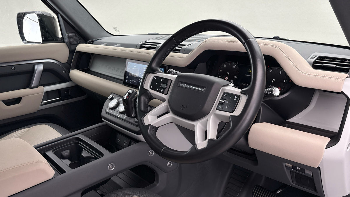Land Rover Defender 110 Image 5