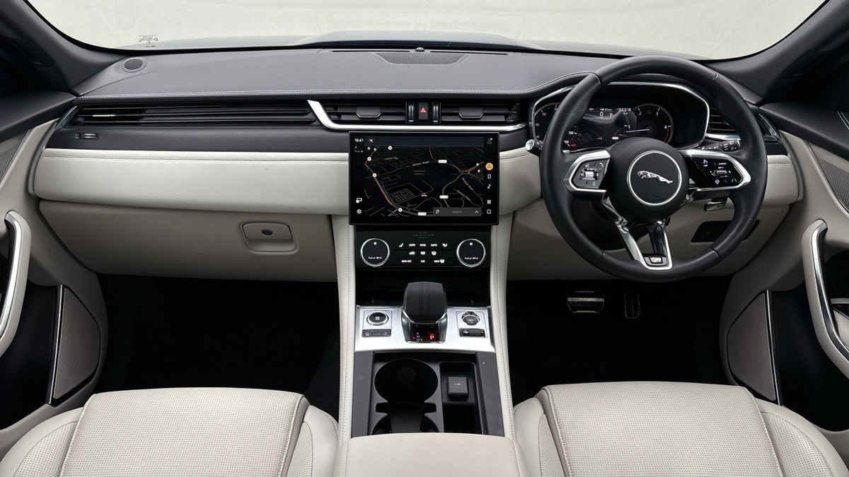 Jaguar F-PACE Image 12