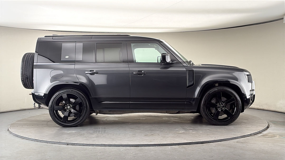 Land Rover Defender 110 Image 16