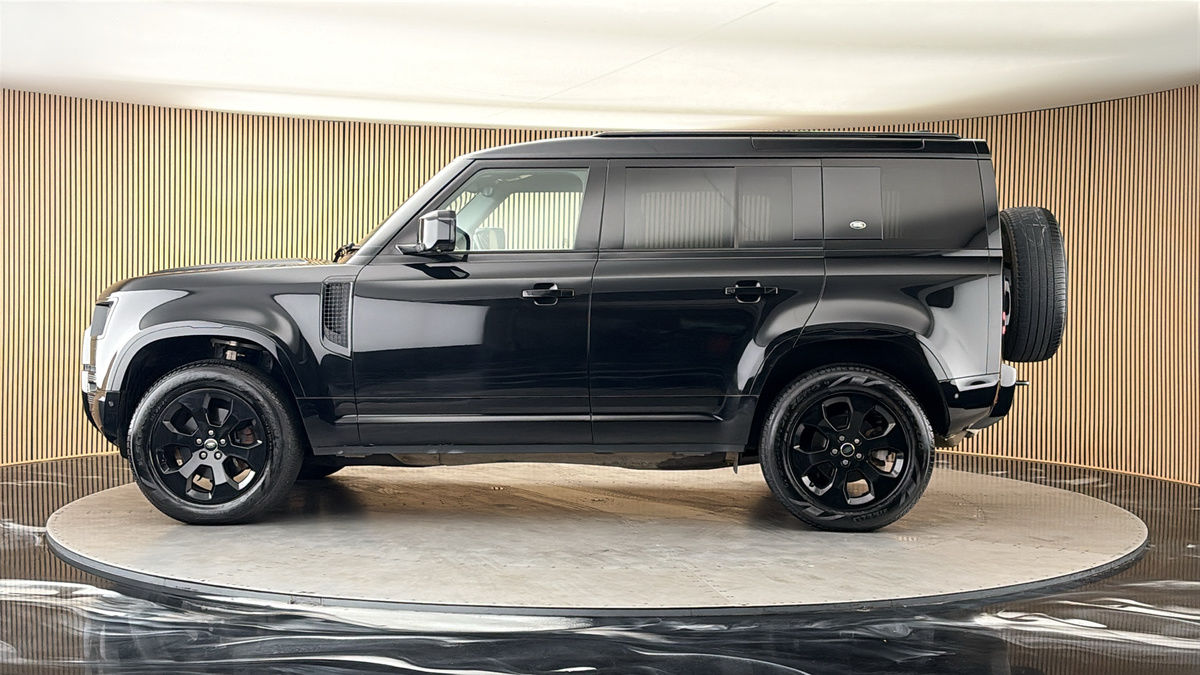 Land Rover Defender 110 Image 15