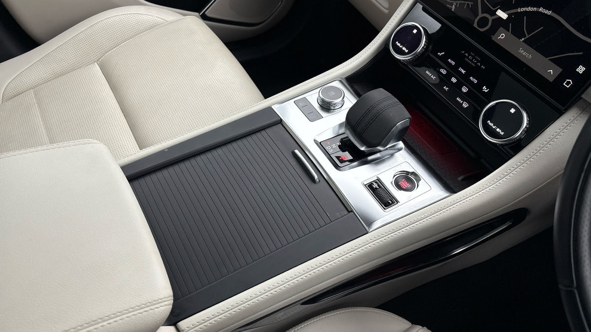 Jaguar F-PACE Image 18