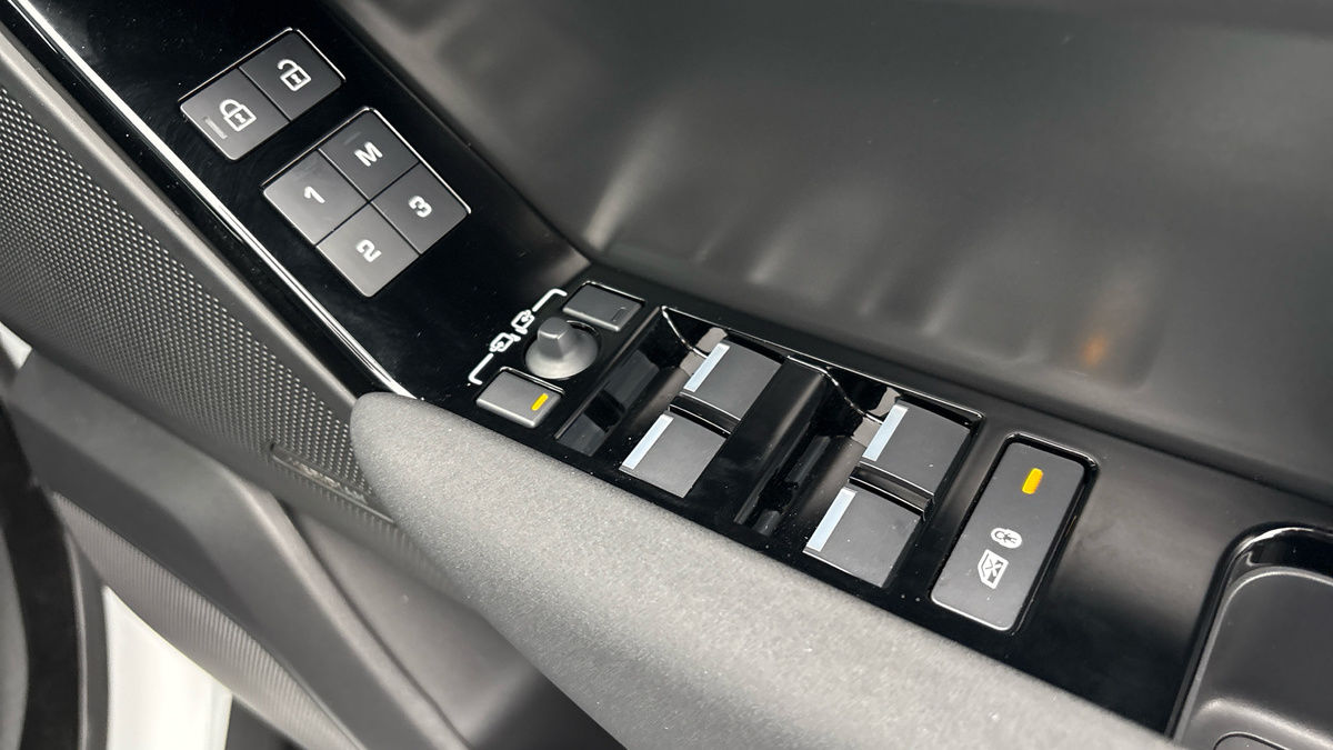 Land Rover Range Rover Velar Image 25
