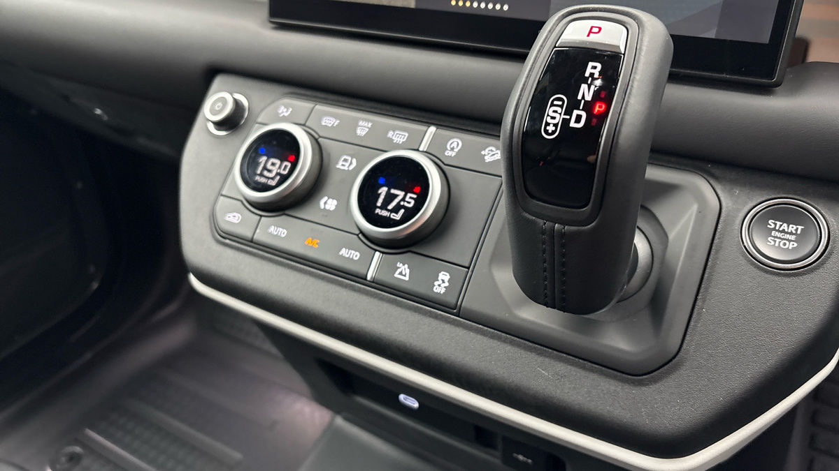 Land Rover Defender 110 Image 18