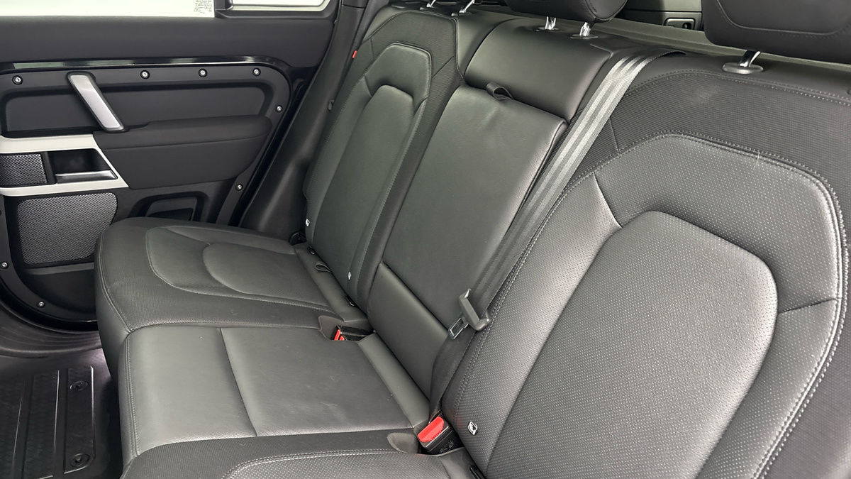 Land Rover Defender 110 Image 8