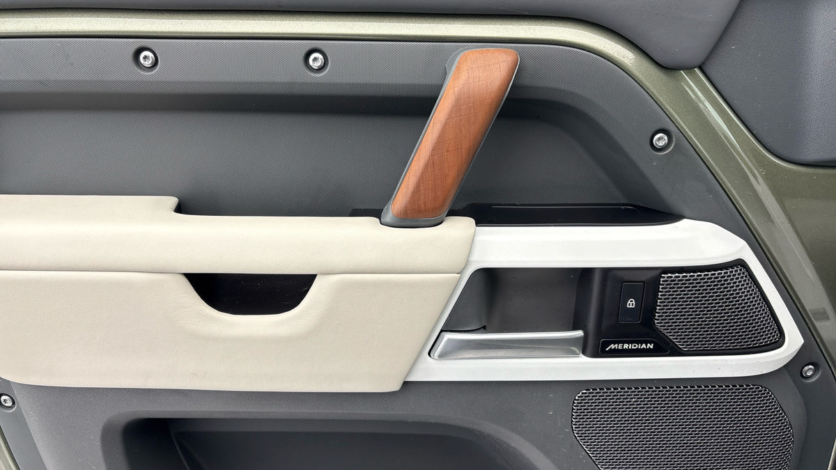 Land Rover Defender 90 Image 19