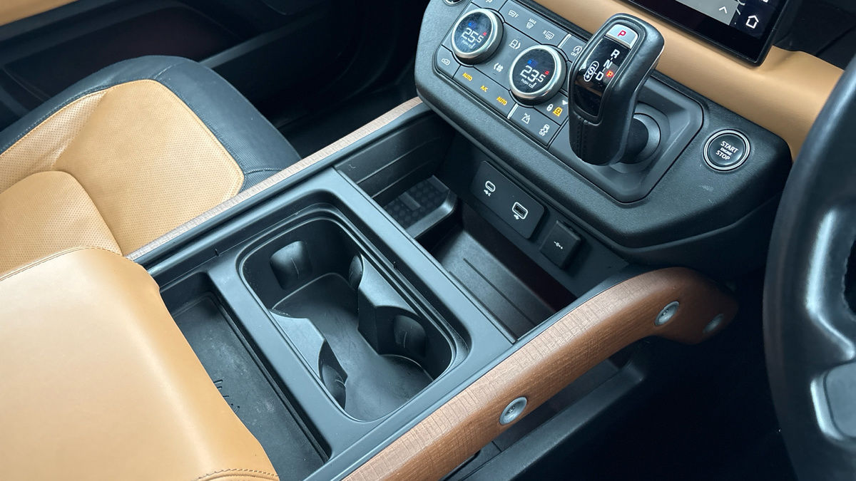 Land Rover Defender 110 Image 18