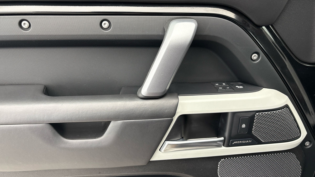 Land Rover Defender 110 Image 19