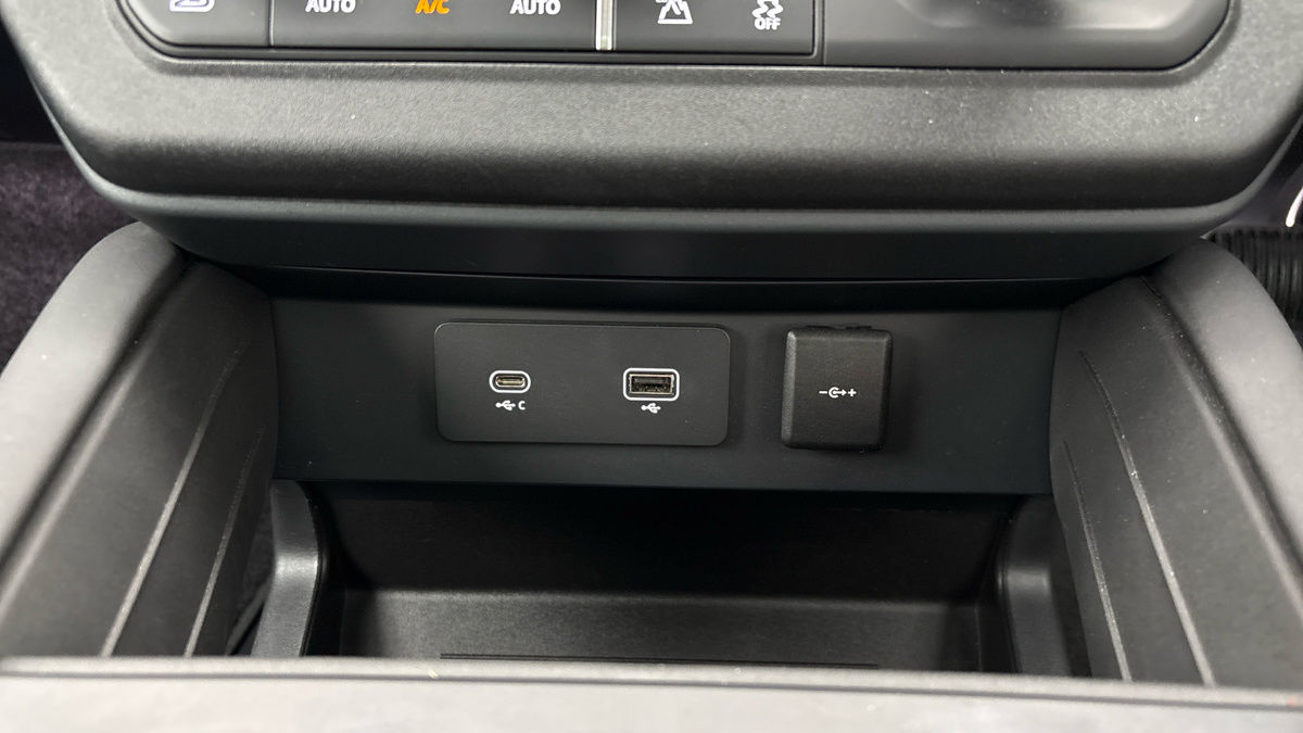 Land Rover Defender 110 Image 27