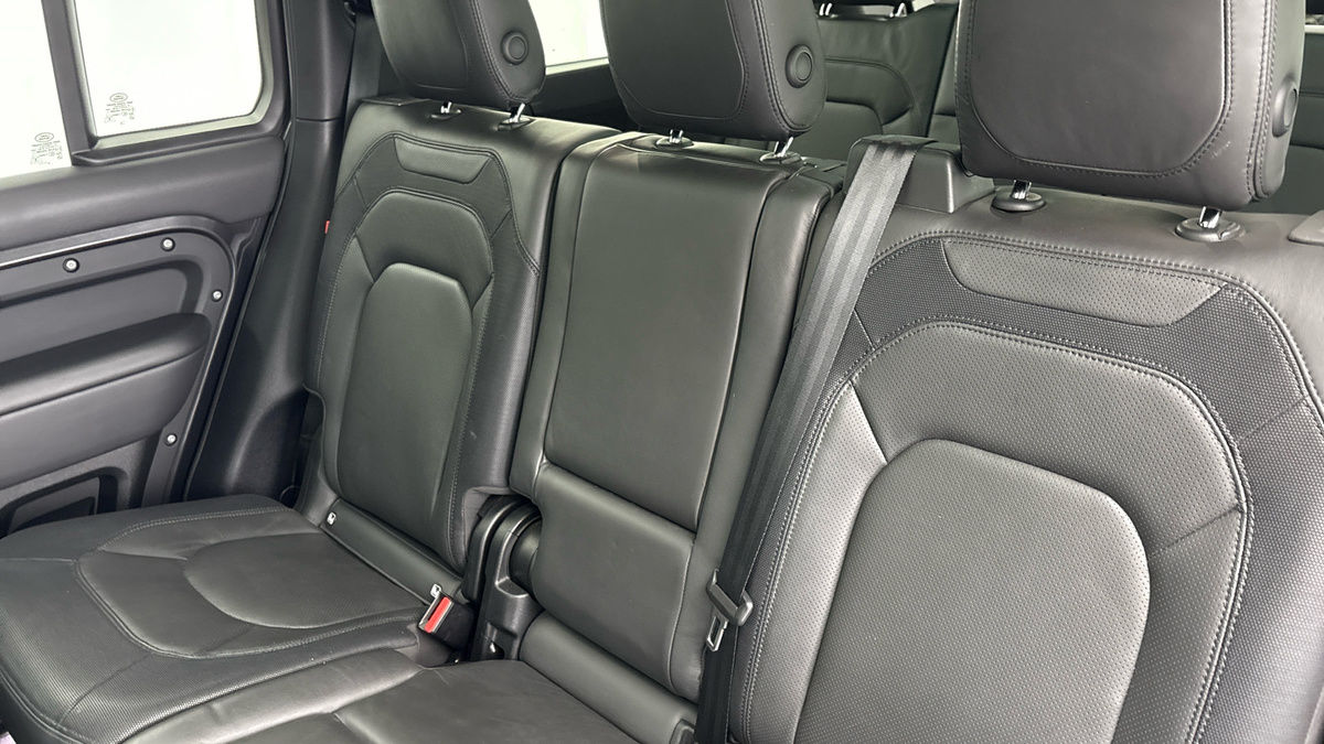 Land Rover Defender 130 Image 8