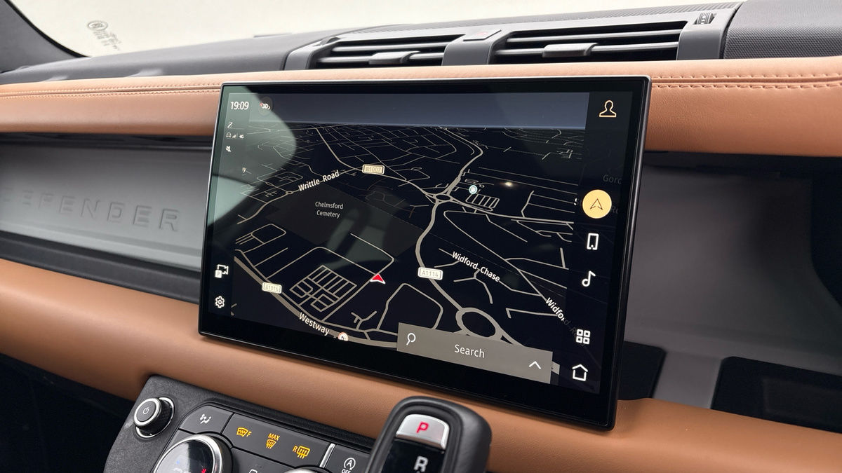 Land Rover Defender 110 Image 17