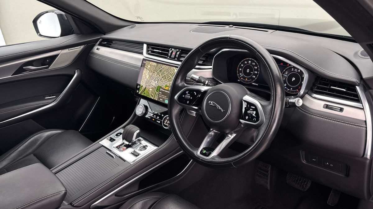 Jaguar F-PACE Image 5