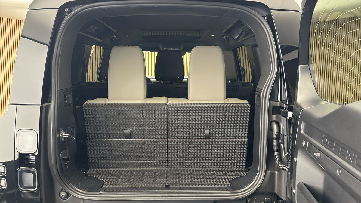 Land Rover Defender 110 Image 11