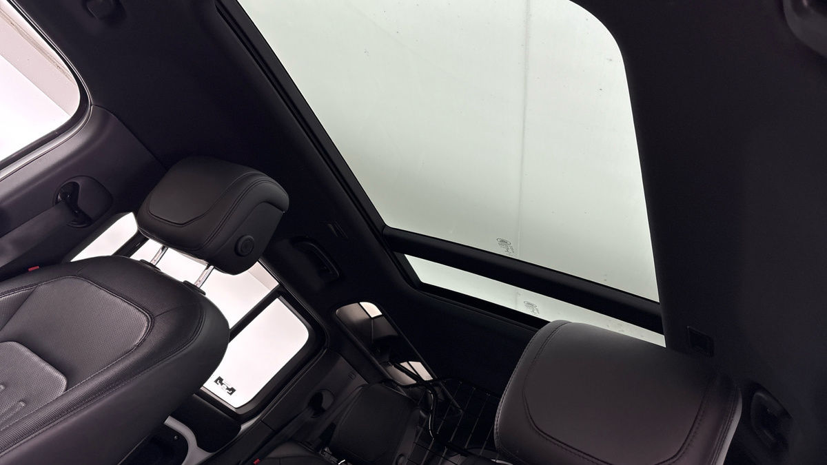 Land Rover Defender 110 Image 6