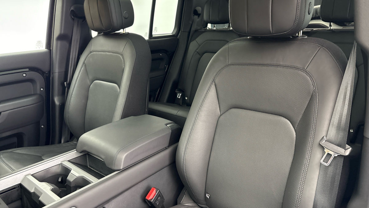 Land Rover Defender 110 Image 7