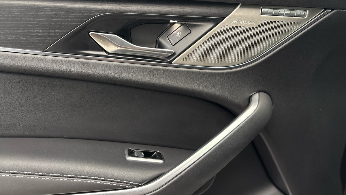 Jaguar F-PACE Image 19