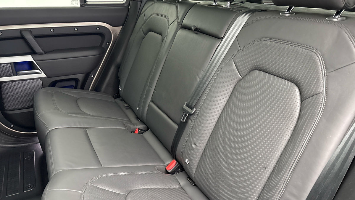 Land Rover Defender 110 Image 8