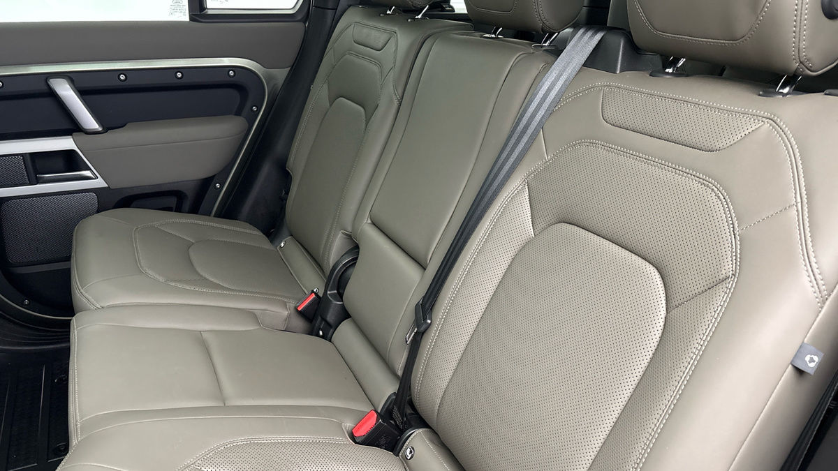 Land Rover Defender 110 Image 8