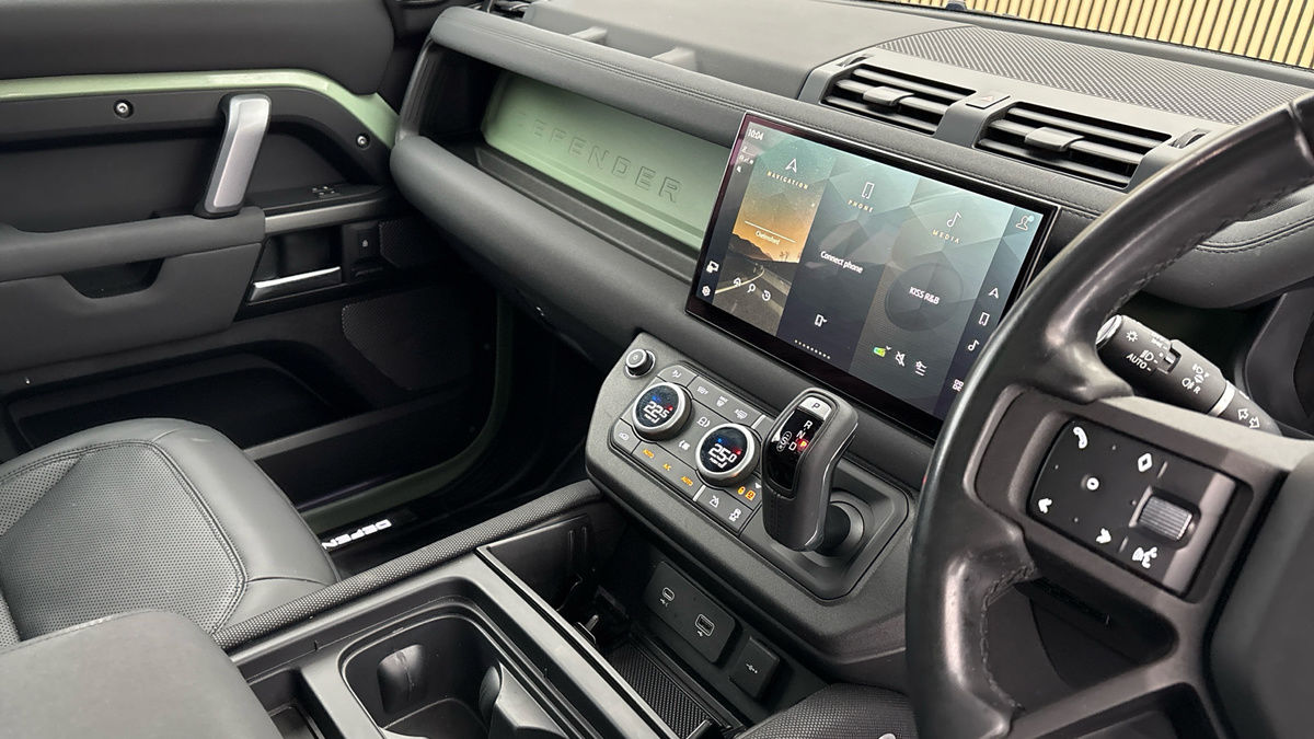 Land Rover Defender 110 Image 18