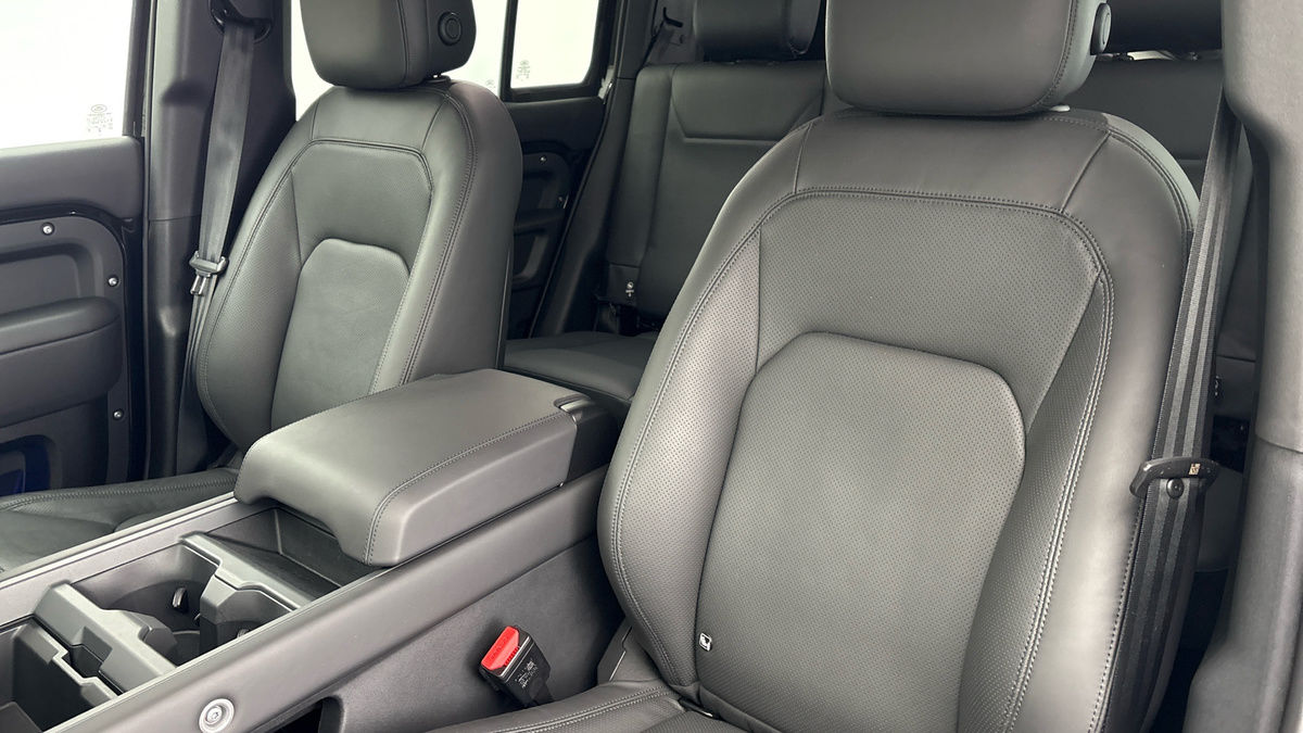 Land Rover Defender 110 Image 7