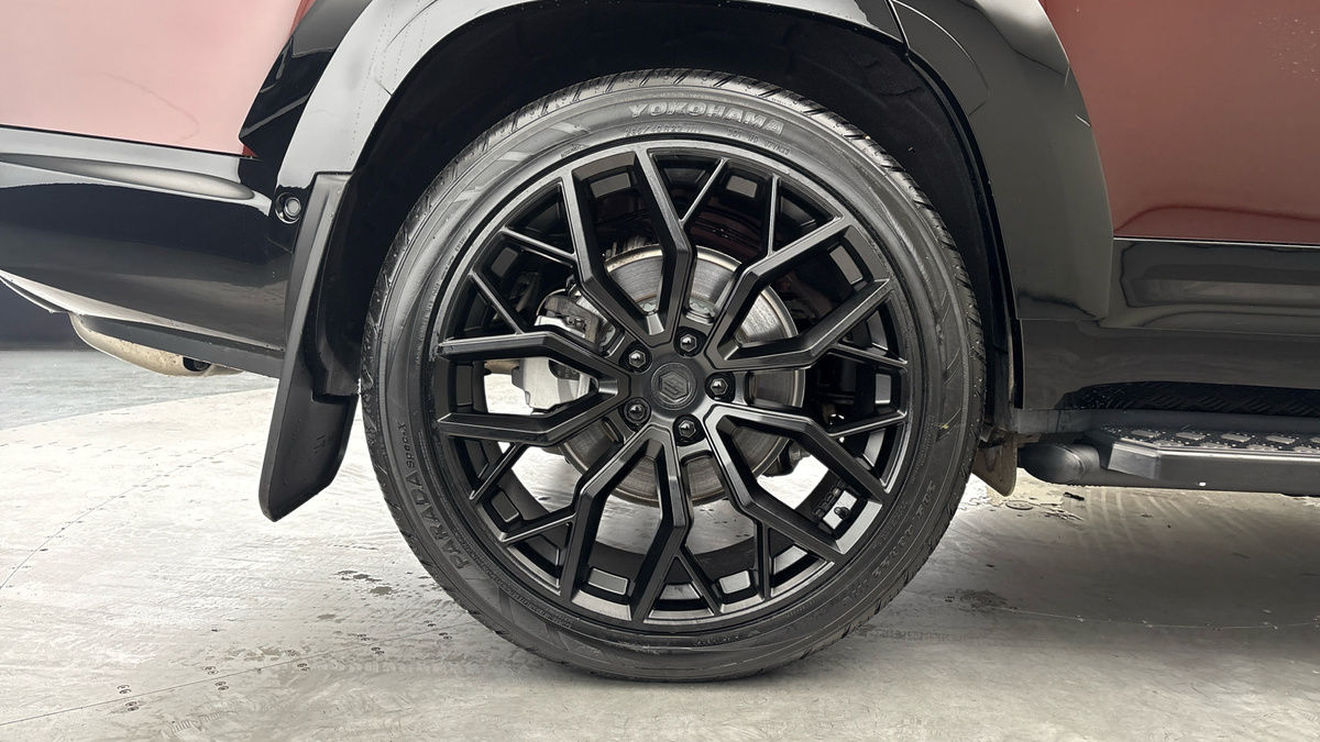 Land Rover Defender 130 Urban Image 10