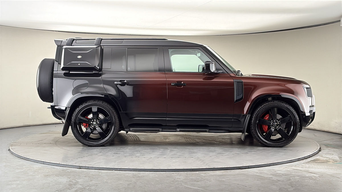 Land Rover Defender 110 Image 16