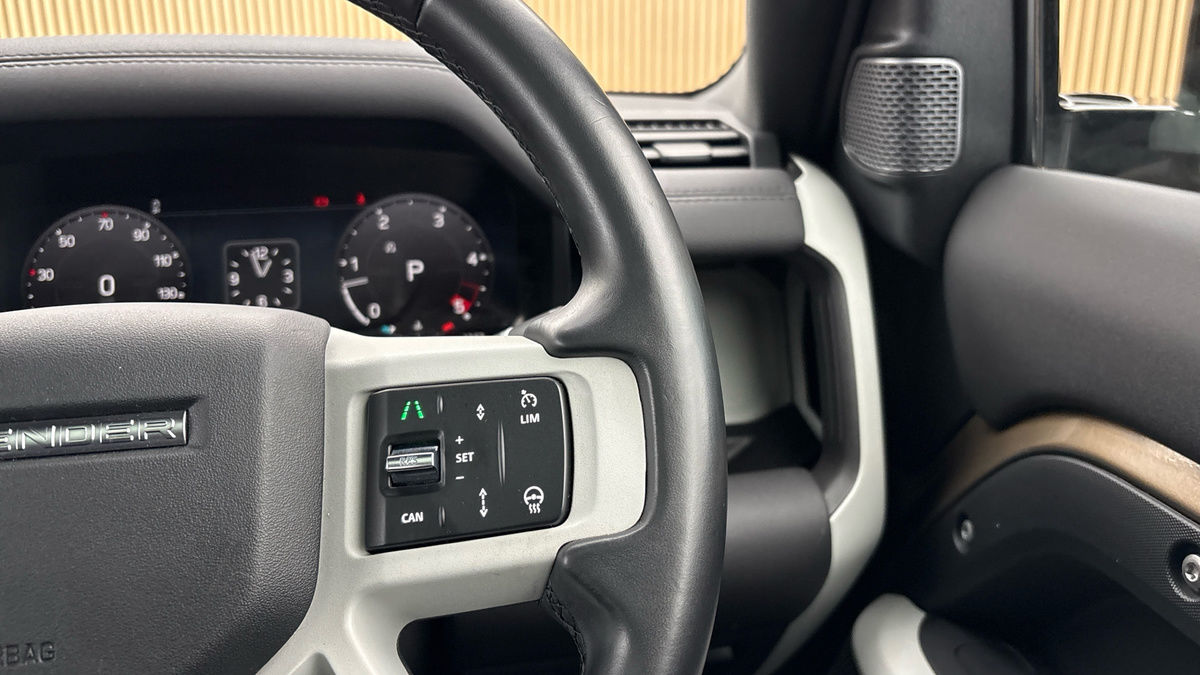 Land Rover Defender 110 Image 14