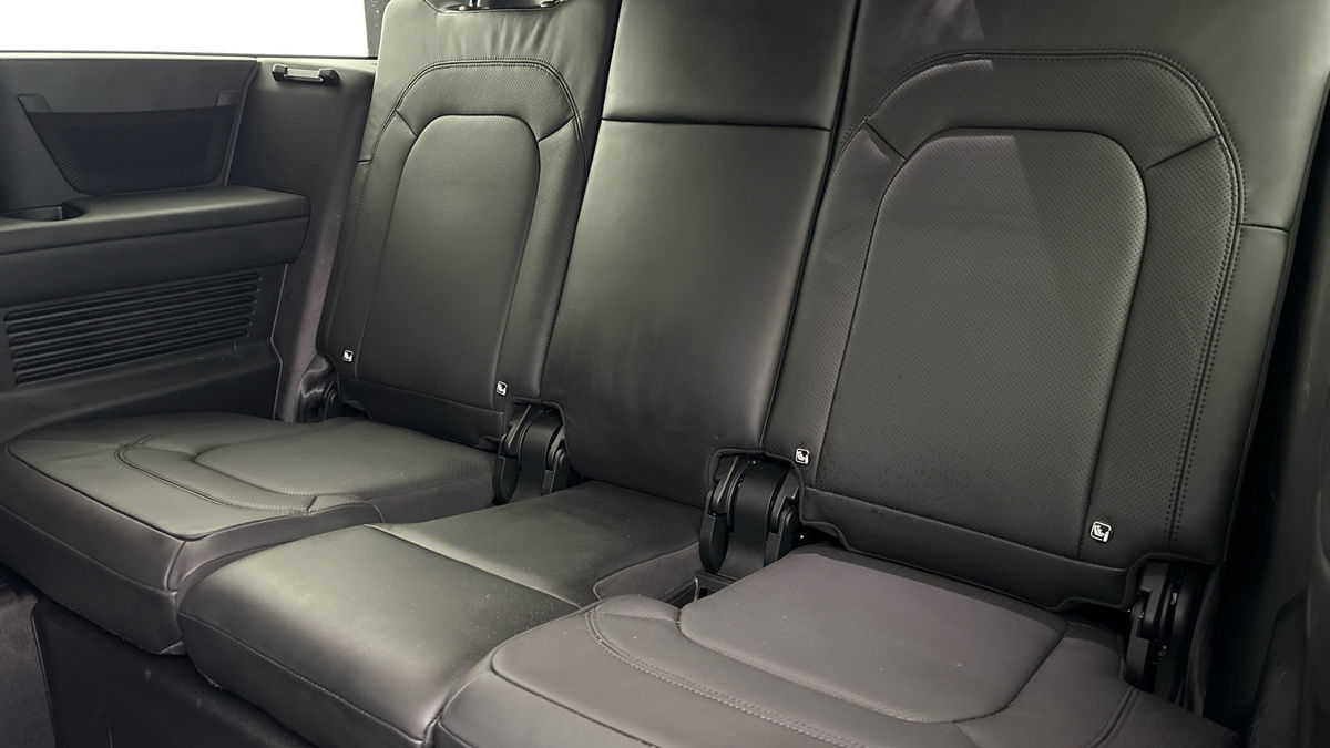 Land Rover Defender 130 Urban Image 28