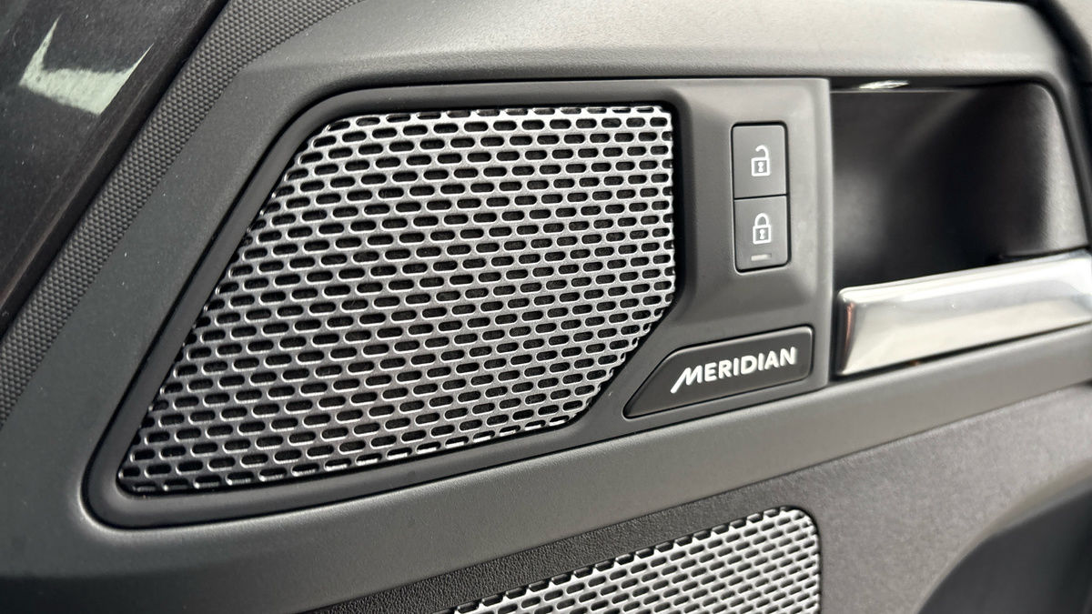 Land Rover Defender 110 Image 25