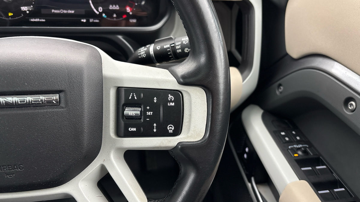 Land Rover Defender 110 Image 14