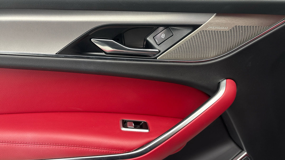 Jaguar F-PACE Image 19