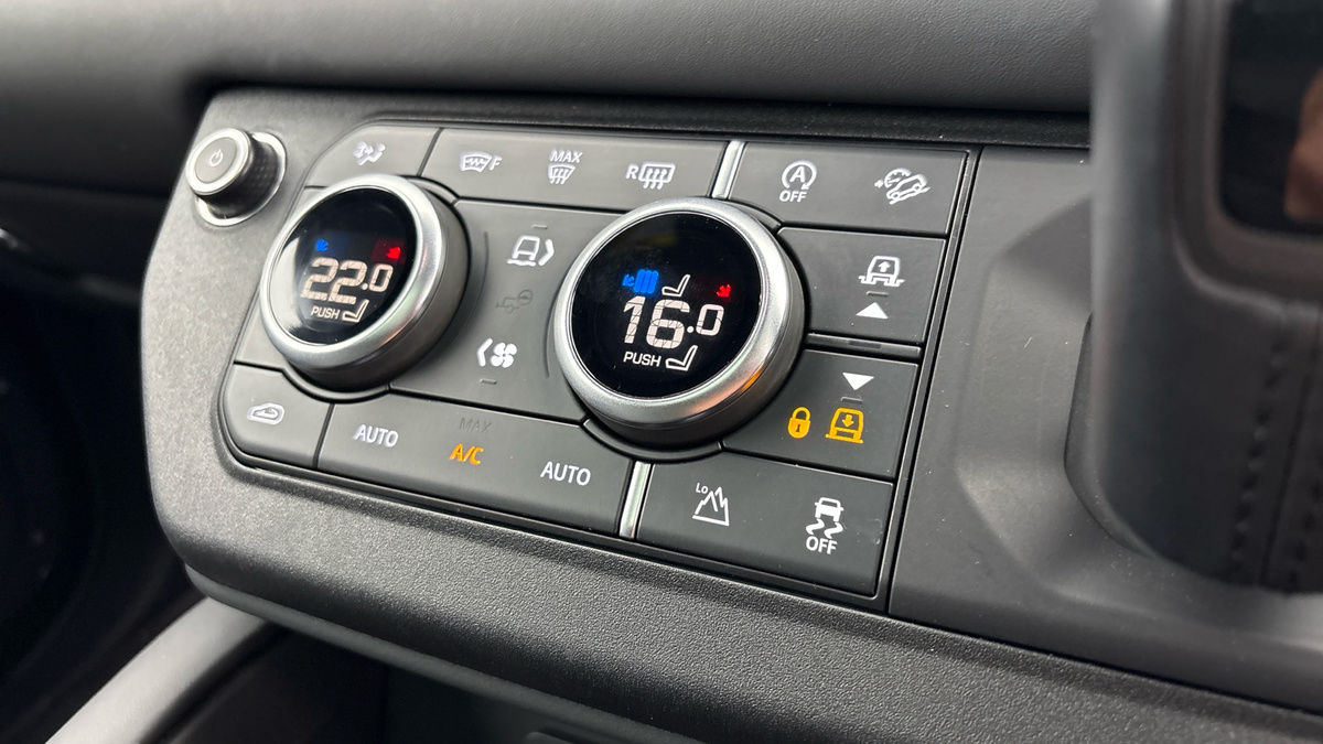 Land Rover Defender 110 Image 29