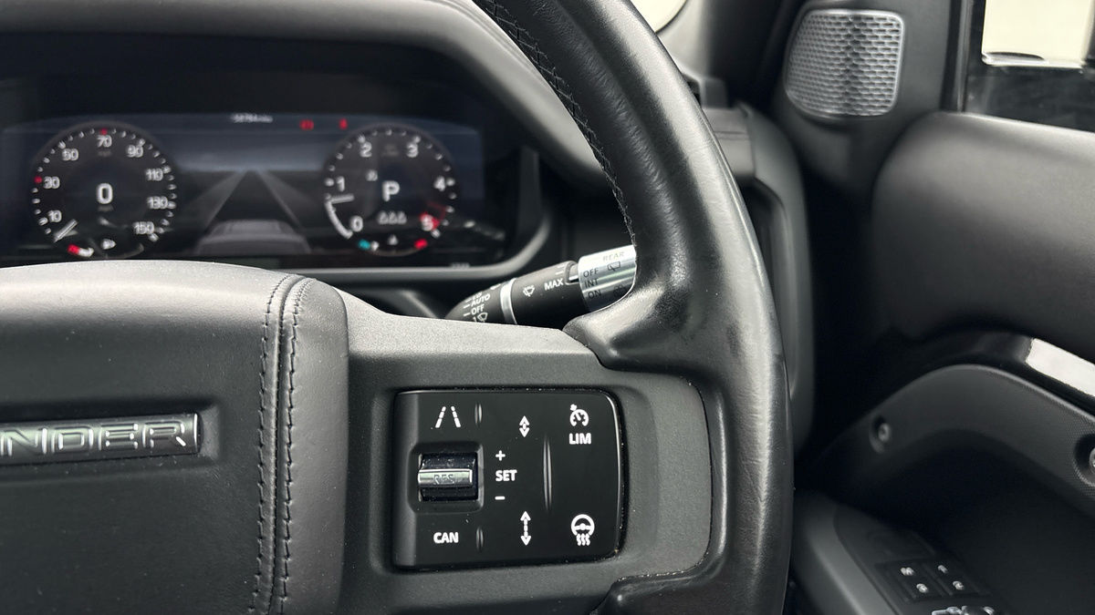 Land Rover Defender 110 Image 14