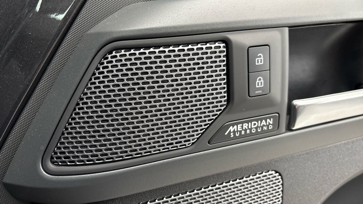 Land Rover Defender 110 Image 25